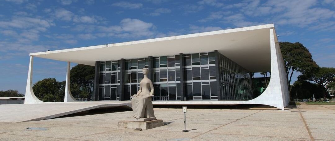 palacio-do-supremo-tribunal-federal-na-praca-dos-tres-poderes-em-brasilia