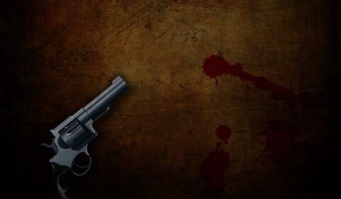 3d-render-de-um-revolver-ligado-um-grunge-fundo-com-sangue-splatters_1048-7708