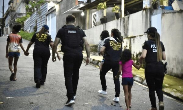 em-manaus-mae-estregava-filha-