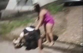 motoqueiro-pega-mulher-com-out