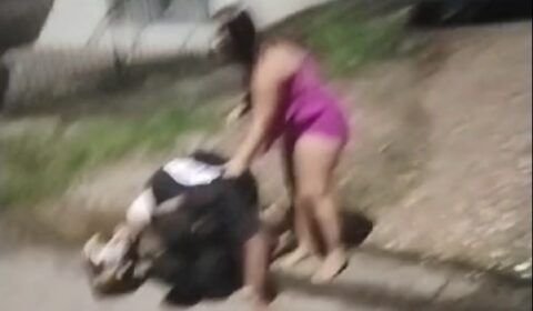 motoqueiro-pega-mulher-com-out