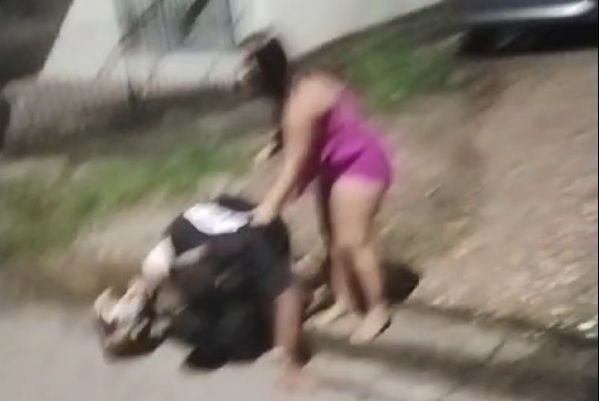 motoqueiro-pega-mulher-com-out