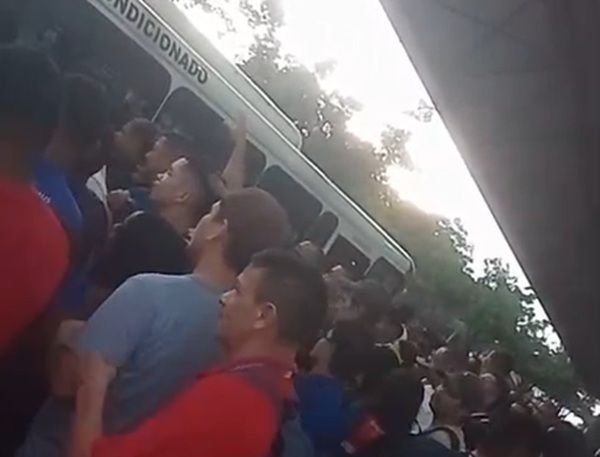 greve-de-onibus-deixa-multidao