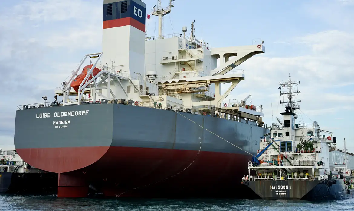 petrobras-abastece-navio-da-va