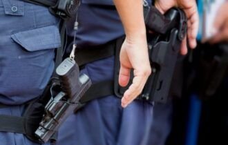 foto-policiais-fardados-e-armados