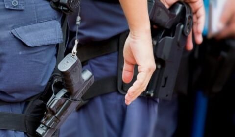 foto-policiais-fardados-e-armados