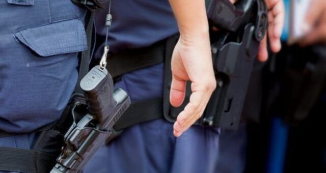 foto-policiais-fardados-e-armados