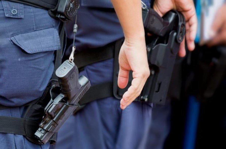 foto-policiais-fardados-e-armados