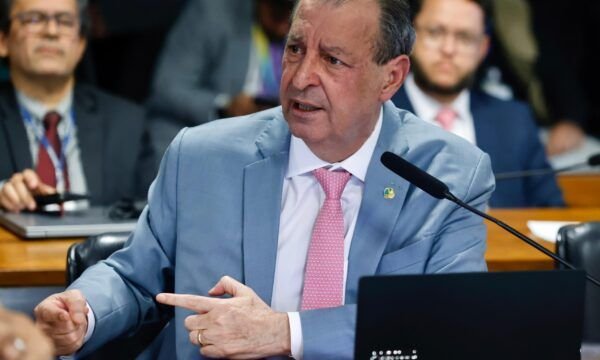 aziz-exige-acao-do-governo-por