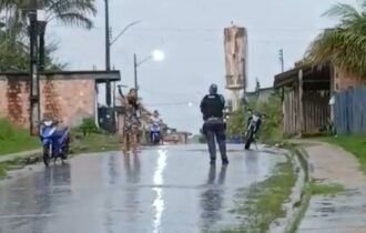 video-homem-puxa-tercado-e-ten