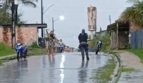 video-homem-puxa-tercado-e-ten