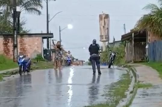 video-homem-puxa-tercado-e-ten