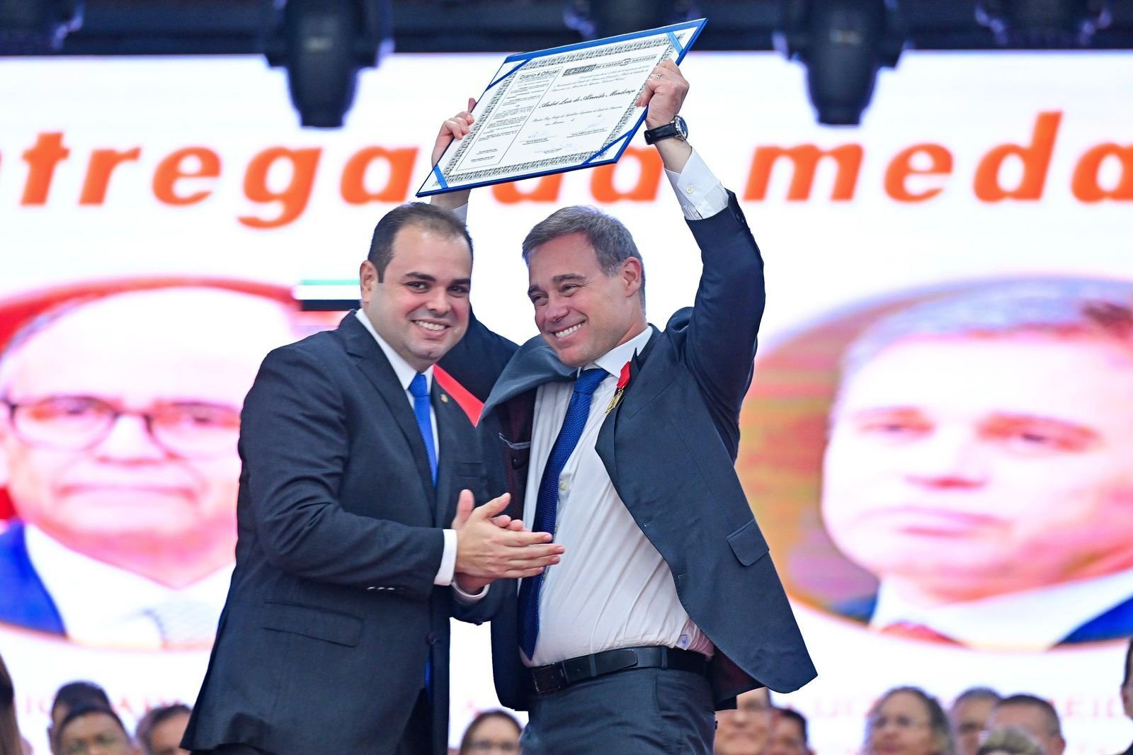presidente-roberto-cidade-comanda-sessao-solene-que-outorgou-honrarias-a-ministros-do-stf-stj-e-jurista-internacional-foto-rodrigo-brelaz
