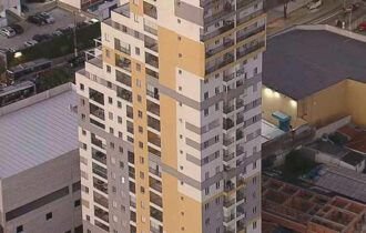 Suspeito de matar mulher encontrada queimada em escada de prédio é preso