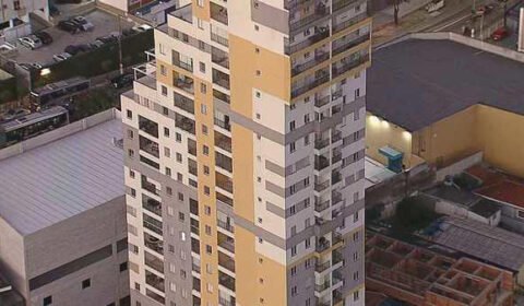 Suspeito de matar mulher encontrada queimada em escada de prédio é preso