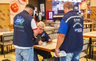 apos-denuncia-de-discriminacao-deputado-mario-cesar-filho-e-procon-am-notificam-empresa-em-shopping-de-manaus-foto-leandro-cardoso