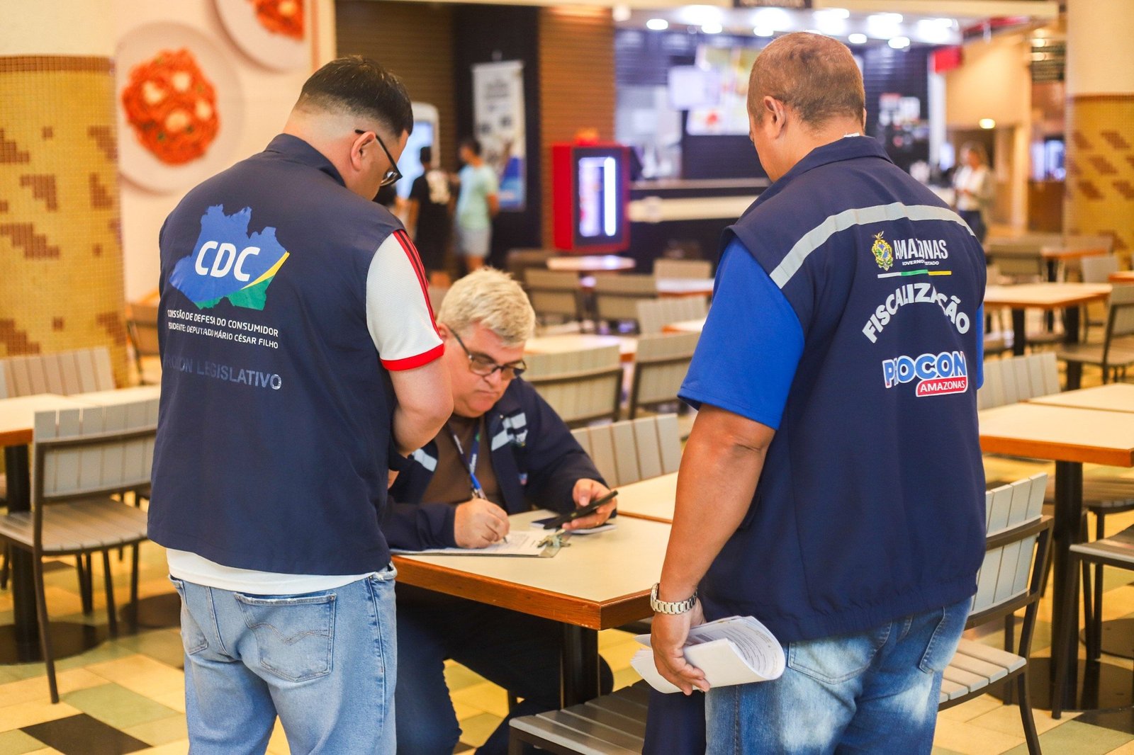 apos-denuncia-de-discriminacao-deputado-mario-cesar-filho-e-procon-am-notificam-empresa-em-shopping-de-manaus-foto-leandro-cardoso