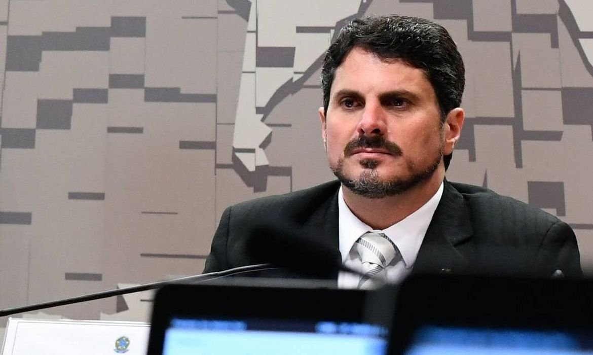 senador-marcos-do-val-e-levado