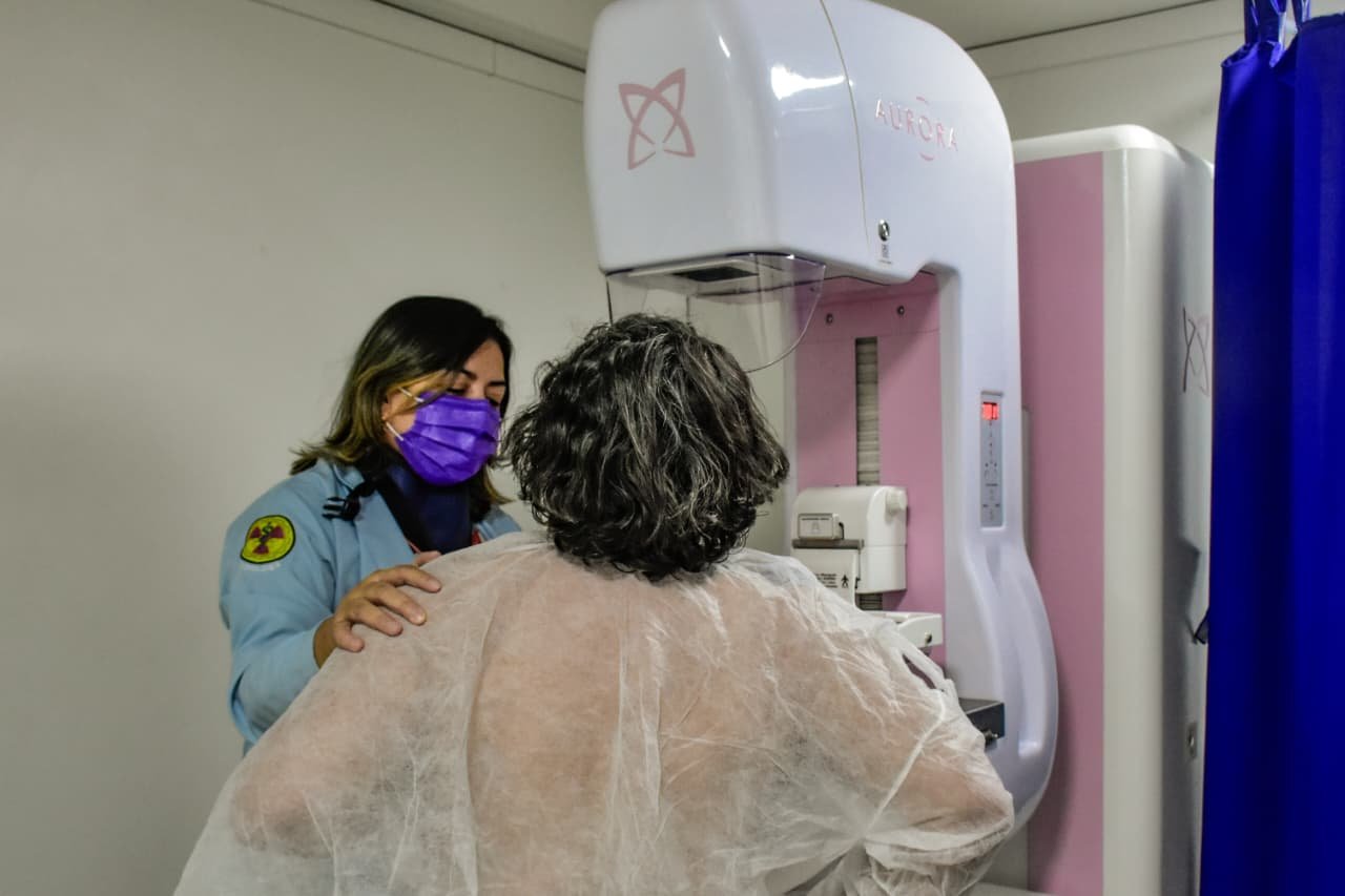 Atendimento interno na carreta da saúde do Governo do Amazonas