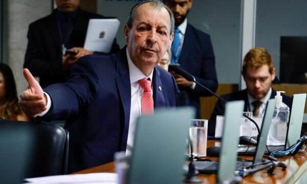 omar-aziz-critica-pirotecnia-e