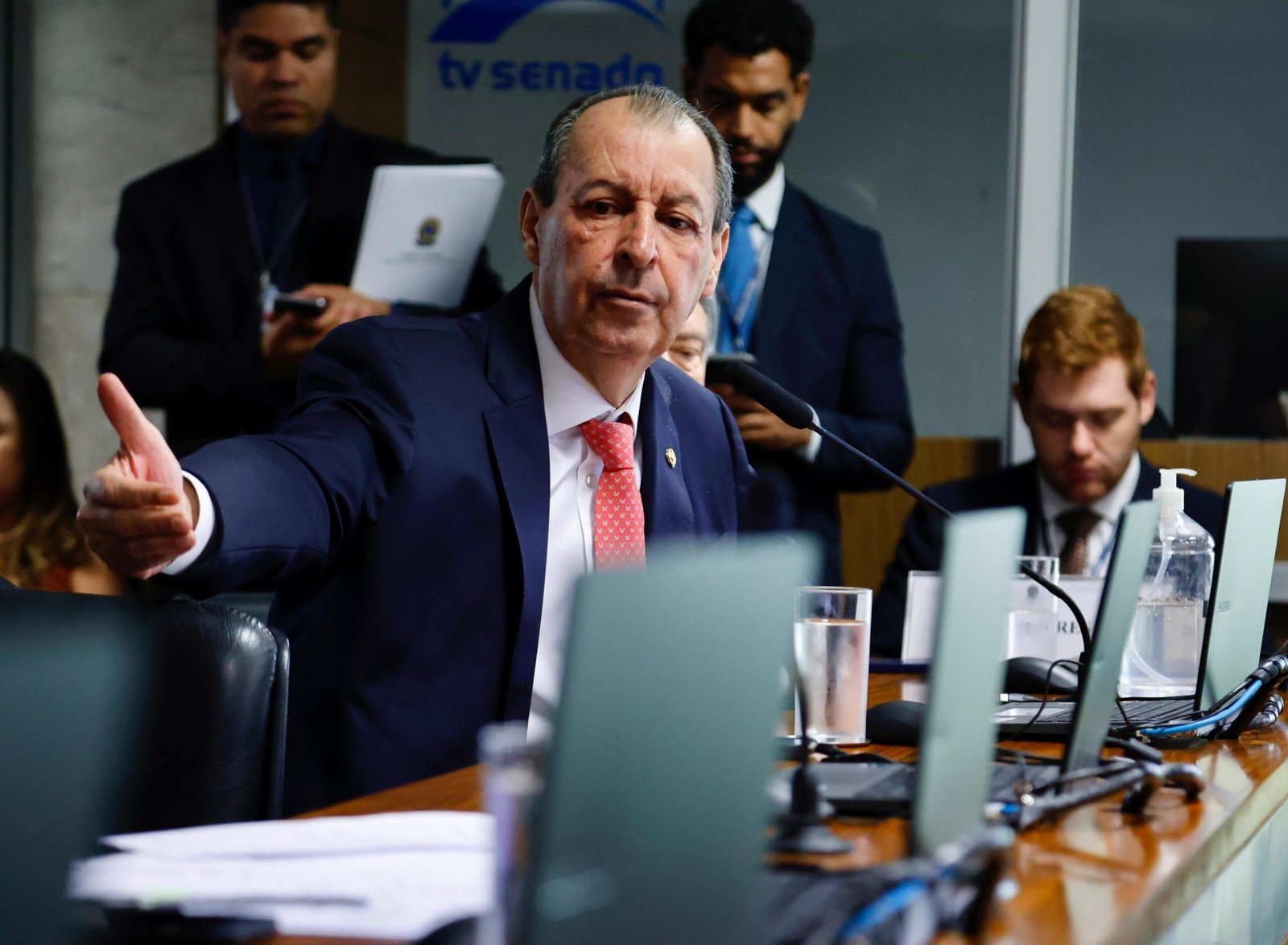 omar-aziz-critica-pirotecnia-e