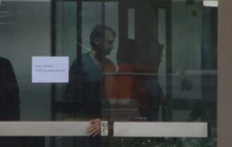 Bolsonaro aparece fora de cela após visita de Michelle