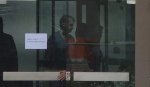 Bolsonaro aparece fora de cela após visita de Michelle