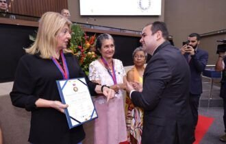 Presidente Roberto Cidade outorga a ‘Medalha de Mérito Hamilton Cidade’ para 93 servidores aposentados do Legislativo Estadual