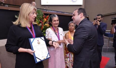 Presidente Roberto Cidade outorga a ‘Medalha de Mérito Hamilton Cidade’ para 93 servidores aposentados do Legislativo Estadual