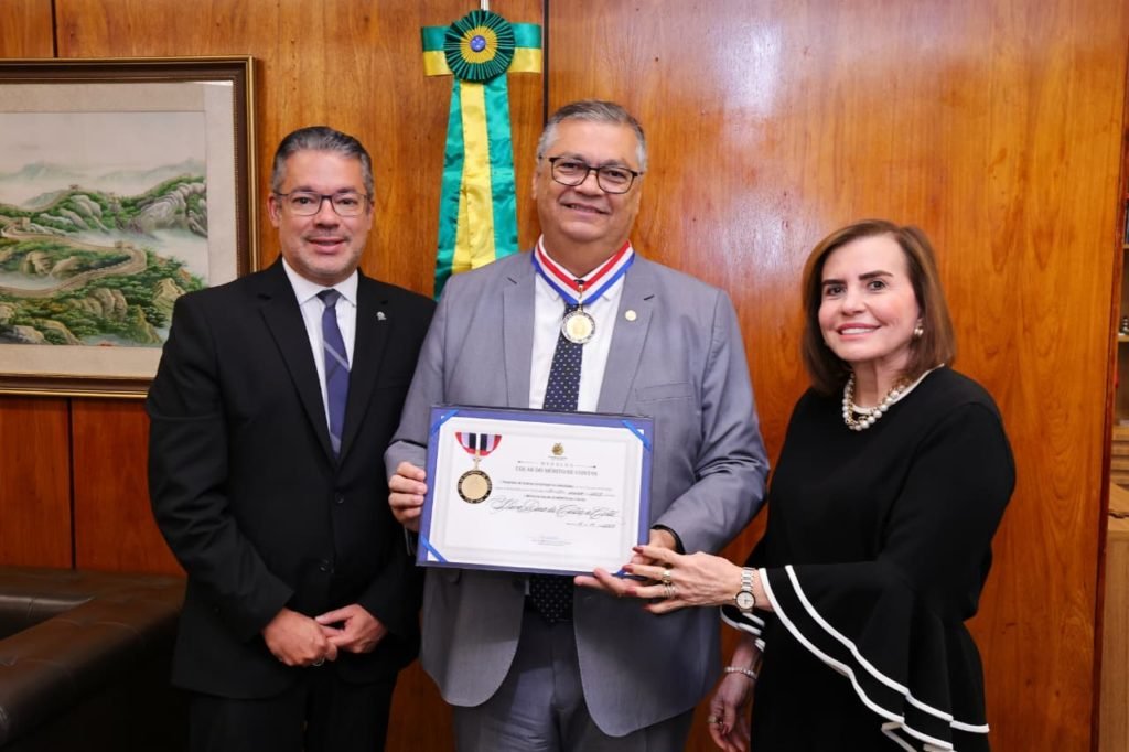 colar-do-merito-flavio-dino-scaled