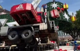 Homem morre após guindaste tombar durante montagem de árvore de natal no Amazonas