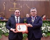Sob comando do presidente Roberto Cidade, 26 personalidades recebem a Medalha da Ordem do Mérito Legislativo na Aleam