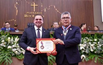 Sob comando do presidente Roberto Cidade, 26 personalidades recebem a Medalha da Ordem do Mérito Legislativo na Aleam