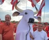 omar-aziz-e-recebido-pelos-boi