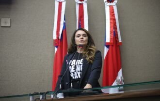 Alessandra Campelo protocola pacote de projetos para fortalecer prevenção à violência contra a mulher no Amazonas