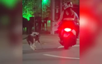 casal-e-flagrado-arrastando-cachorro-pela-coleira-ao-andar-de-moto