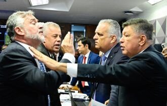 Sob protestos, CPMI aprova quebra de sigilos de Lulinha