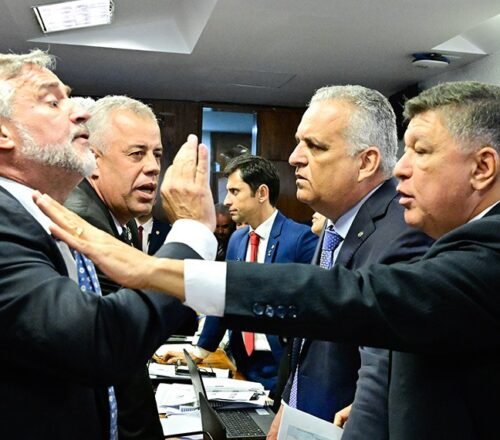 Sob protestos, CPMI aprova quebra de sigilos de Lulinha