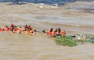 lancha-naufraga-no-encontro-das-aguas-em-manaus