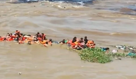 lancha-naufraga-no-encontro-das-aguas-em-manaus
