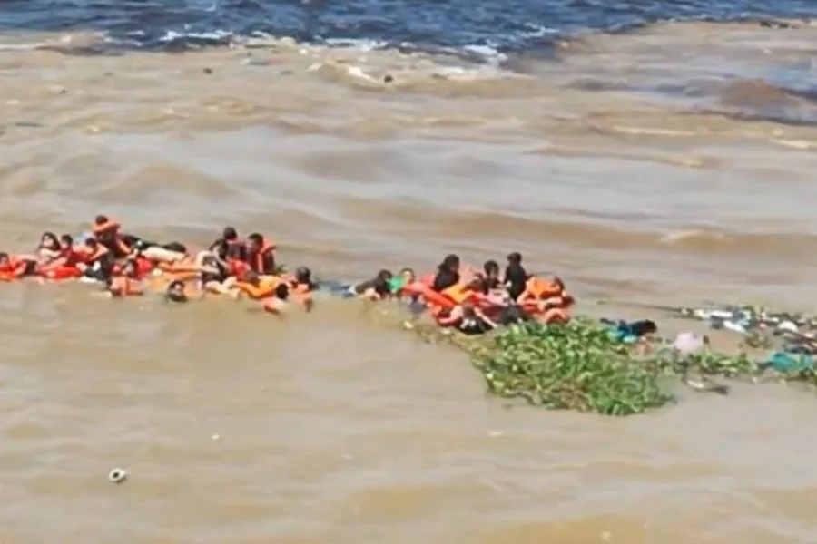 lancha-naufraga-no-encontro-das-aguas-em-manaus