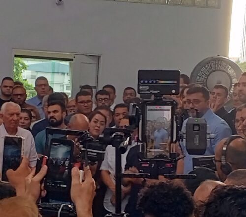 Governador do Amazonas confirma que ficará no cargo e abre mão de candidatura