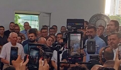 Governador do Amazonas confirma que ficará no cargo e abre mão de candidatura