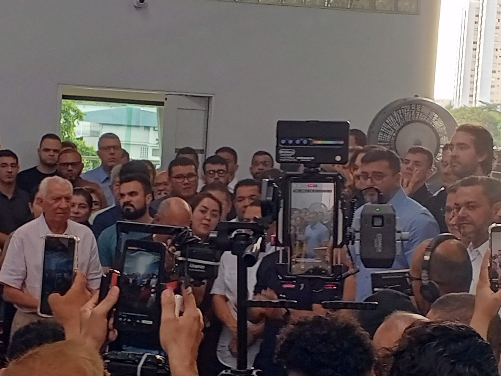 Governador do Amazonas confirma que ficará no cargo e abre mão de candidatura