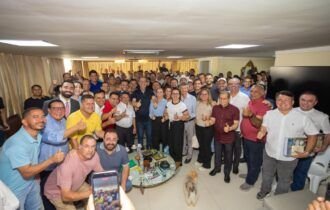 Romaria política marca condomínio de Omar Aziz após anúncio de Wilson Lima; pesquisas no AM apontam favoritismo do senador