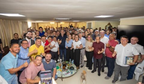 Romaria política marca condomínio de Omar Aziz após anúncio de Wilson Lima; pesquisas no AM apontam favoritismo do senador