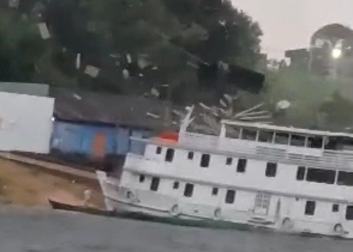 casa-flutuante-e-destelhada-du