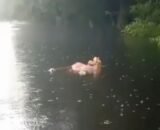 familia-encontra-corpo-boiando