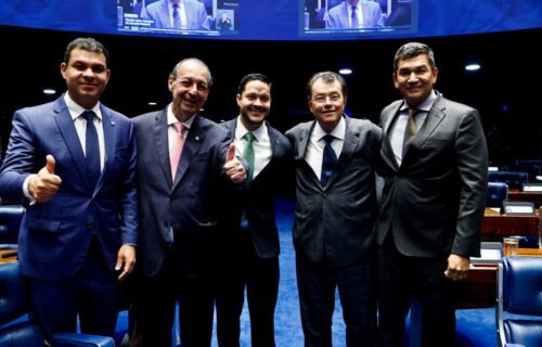 omar-aziz-celebra-no-senado-av
