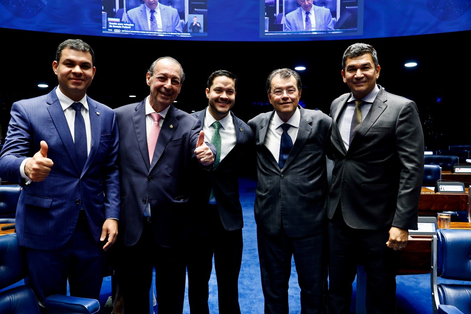 omar-aziz-celebra-no-senado-av